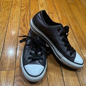 Converse women’s All Star leather low Top Sneaker. Metallic Gray. Sz 7